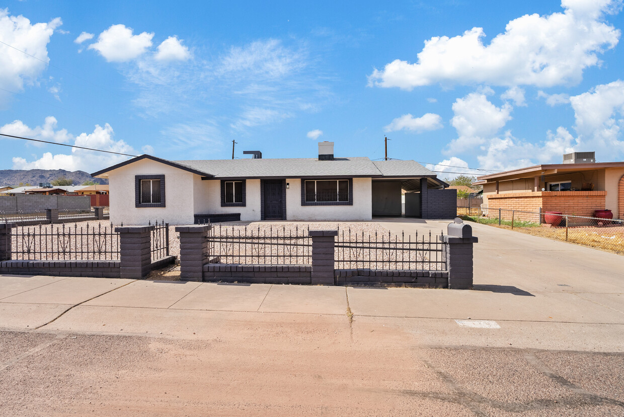 Foto principal - 301 W Desert Dr