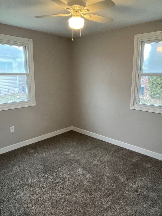 Building Photo - Molette Home in the heart of Moline.