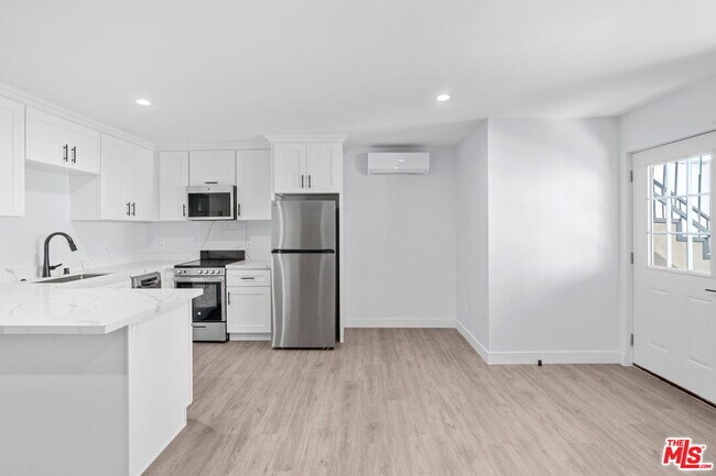 Foto del edificio - 1518 1/4 Stearns Dr