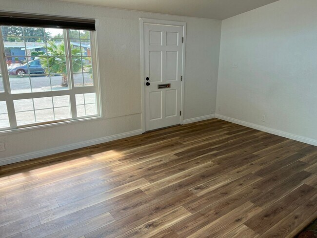 Foto del edificio - UPDATED BRIGHT OPEN LAYOUT LARGE BACK YARD...