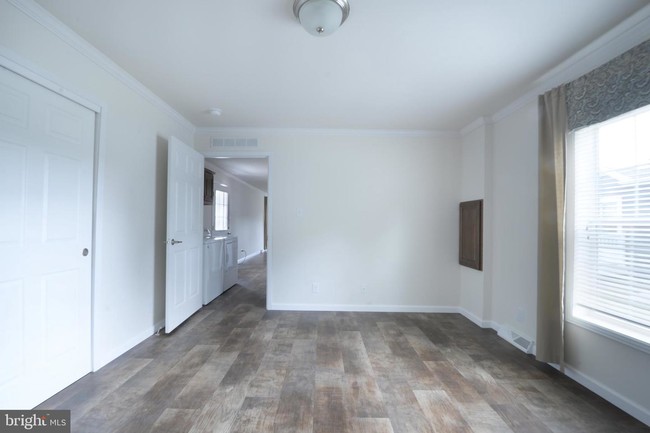 Building Photo - 35 Riverview Dr