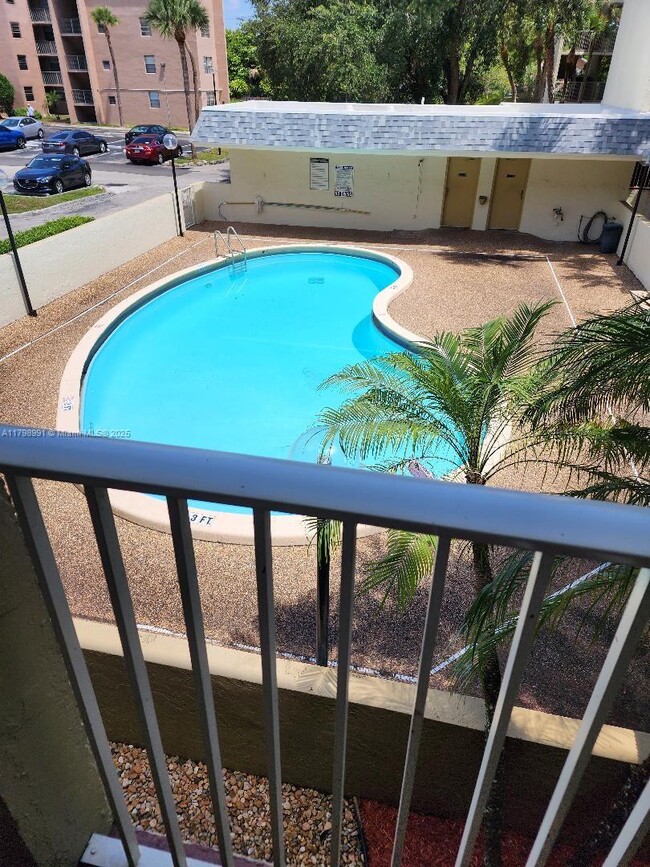 Foto del edificio - 3120 N Pine Island Rd