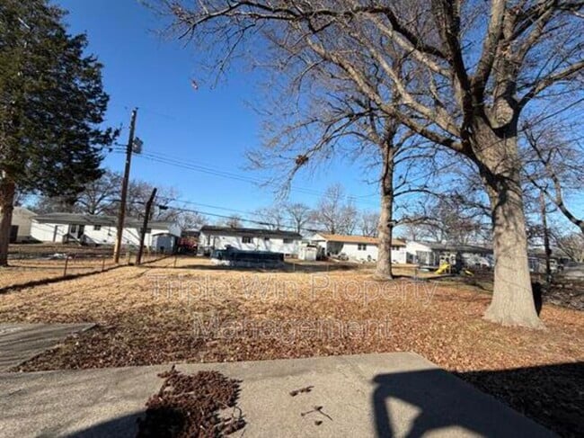 Building Photo - 1665 Queens Dr