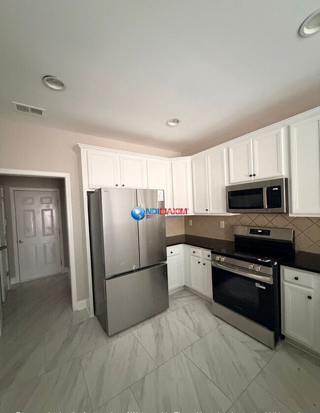 Foto del edificio - Spacious 4-bedroom house with fenced, FENCED backyard, Master on Main. Plus BONUS Room