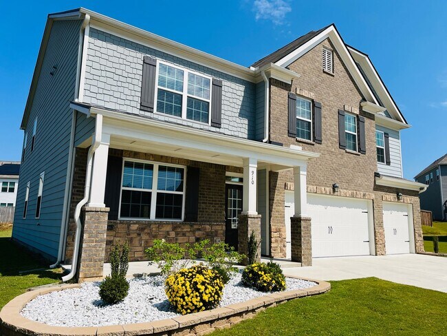 Foto del edificio - WOW! 5 bedrooms, 4.5 baths with a guest bedroom and full bath on the main floor. Must see!