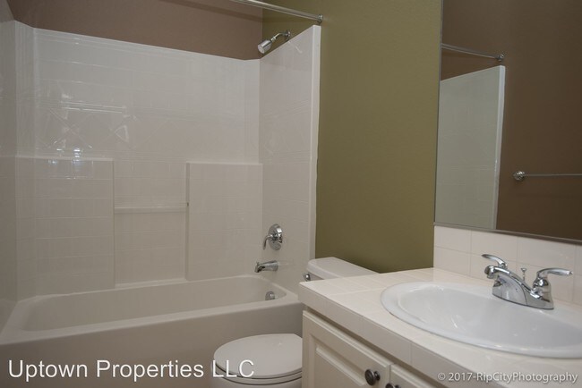 Building Photo - 656 SW Foresta Ter