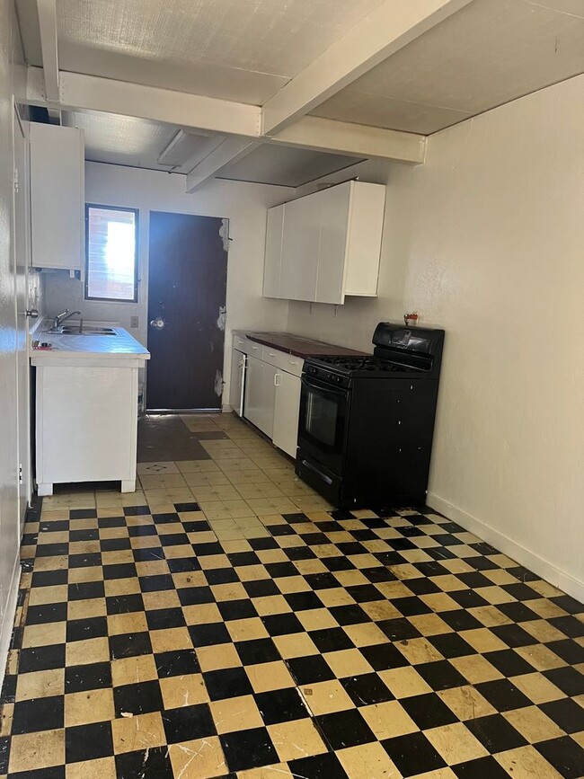 Building Photo - 4 bedroom 1 1/2 bath Townhome