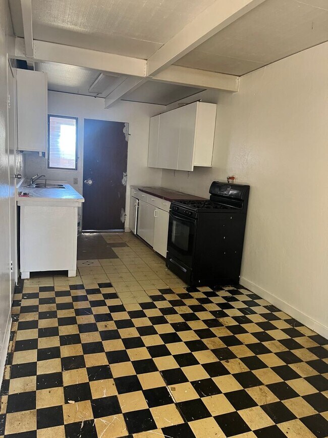Foto del edificio - 4 bedroom 1 1/2 bath Townhome