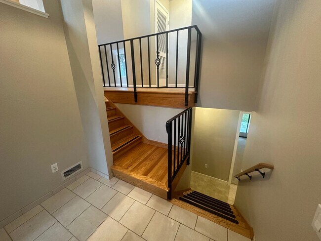 Foto del edificio - **$1000 OFF FIRST FULL MONTH'S RENT** This...