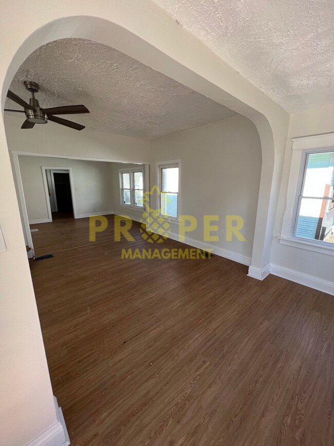Building Photo - 2 bedrooms 1 bathroom house for rent