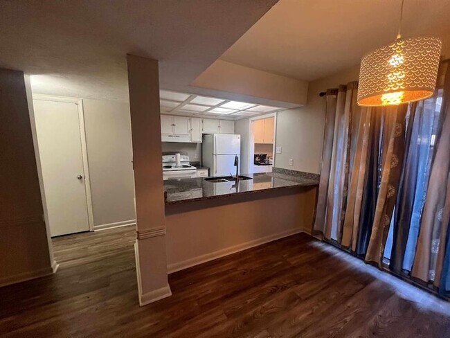 Foto del edificio - 214 Westwood Dr