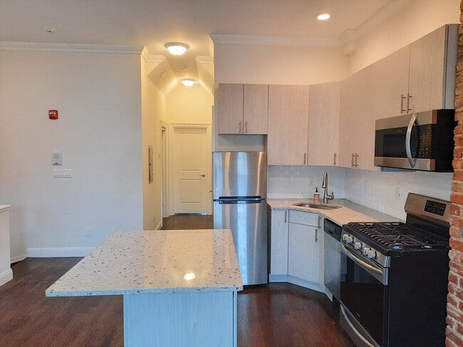 Modern kitchen - 158 6th St