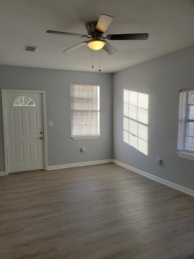 Building Photo - 127 Robinwood Dr SW