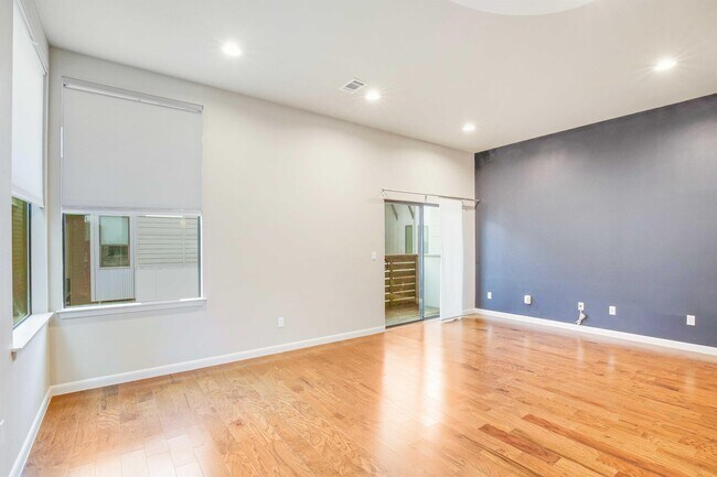 Foto del edificio - 3413 Charlotte Rose Drive