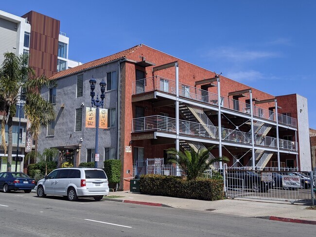 Lofts de Yale - 789 11th Ave