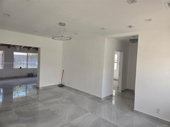 Foto del edificio - 707 NE 15th St
