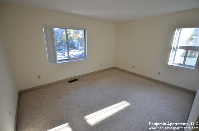 Building Photo - 150 N Beacon St