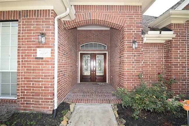 Building Photo - 5710 Santa Fe Springs Dr