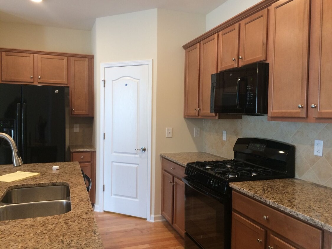 Foto principal - Beautiful townhome in International Club