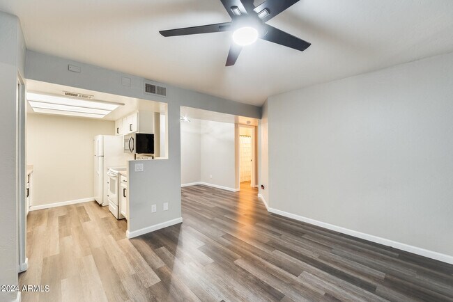 Foto del edificio - 16602 N 25th St