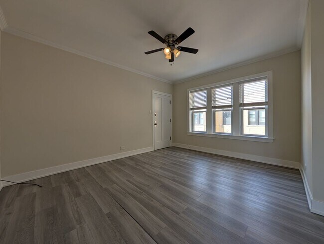 Foto del edificio - 3817 N Greenview Ave