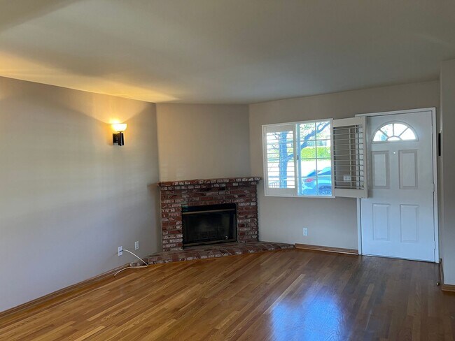 Foto del edificio - 2 bed / 2 bath two story in prime La Cresc...