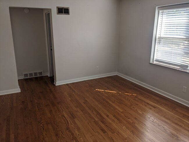 Building Photo - 5820 Sunshine Dr