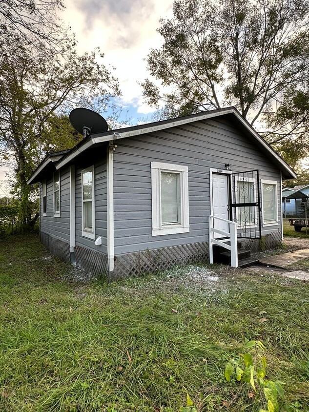 Primary Photo - Fully Renovated 3/2 Single Family House Av...