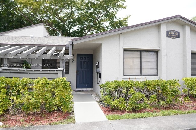 Building Photo - 453 Lakeview Dr