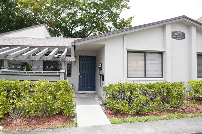 Foto del edificio - 453 Lakeview Dr