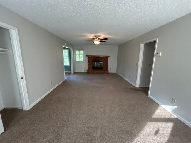 Foto del edificio - 5722 Whisperwood Dr