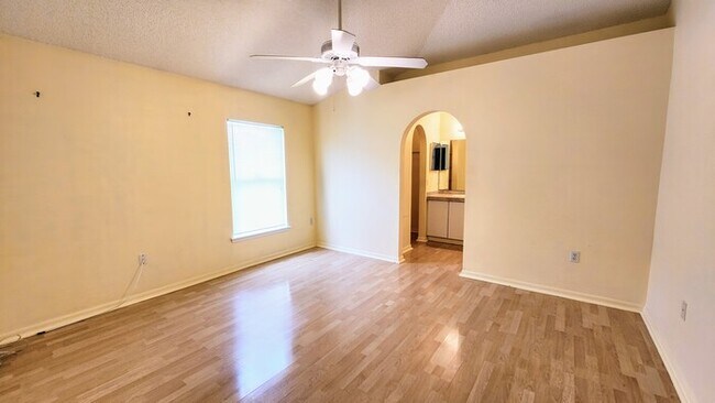 Foto del edificio - Welcome to this charming 3-bedroom, 2-bath...