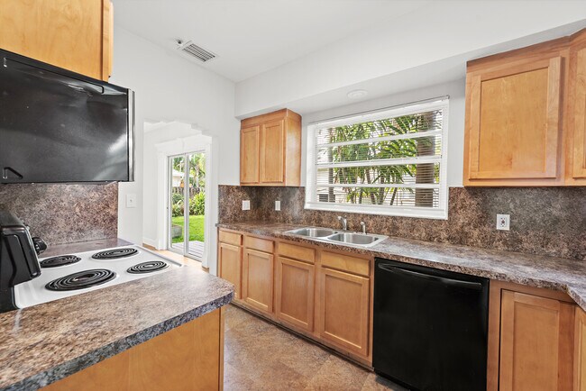 Kitchen - 405 NE 11th Ave