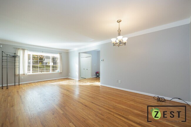 Foto del edificio - Beautiful 2 Bed 1.5 Bath Townhome available August 15th!