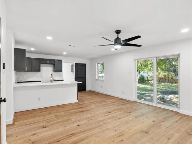 Foto del edificio - 6510 Leaning Oaks St