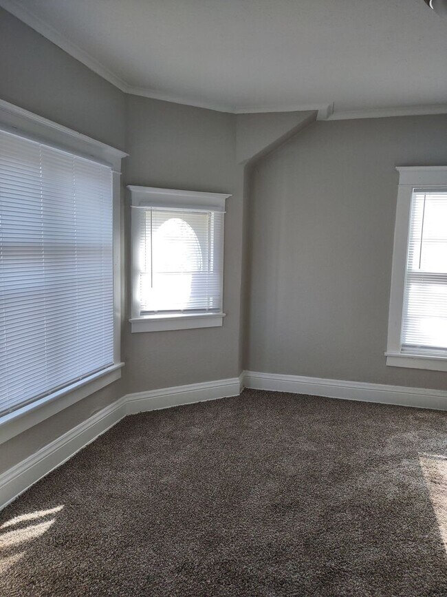 Foto del edificio - Sandoval Rentals (3820 S. 24th St. Omaha, ...