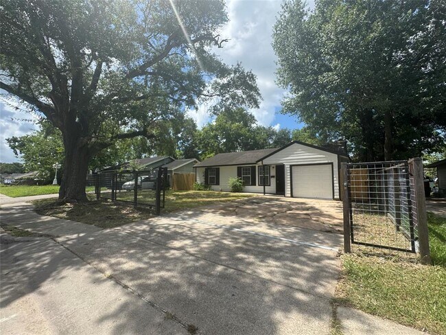 Building Photo - 4914 Enyart St