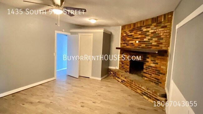 Building Photo - $499 Move-In Special (+ admin fee) + $0 De...