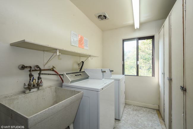 Foto del edificio - 843 Westmoreland Dr