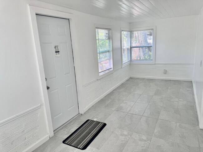Foto del edificio - Large, 4 bedroom/1 bath home Located in be...