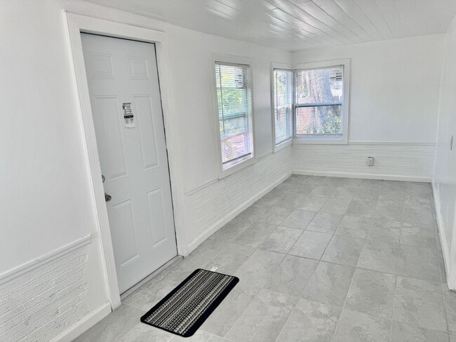 Building Photo - Large, 4 bedroom/1 bath home Located in be...