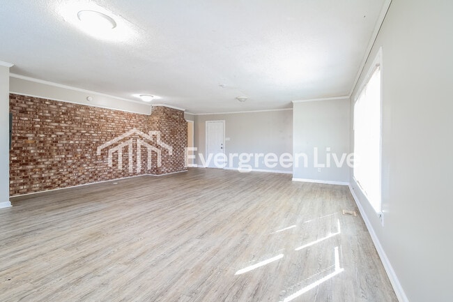 Building Photo - 614 Pine Hill Dr