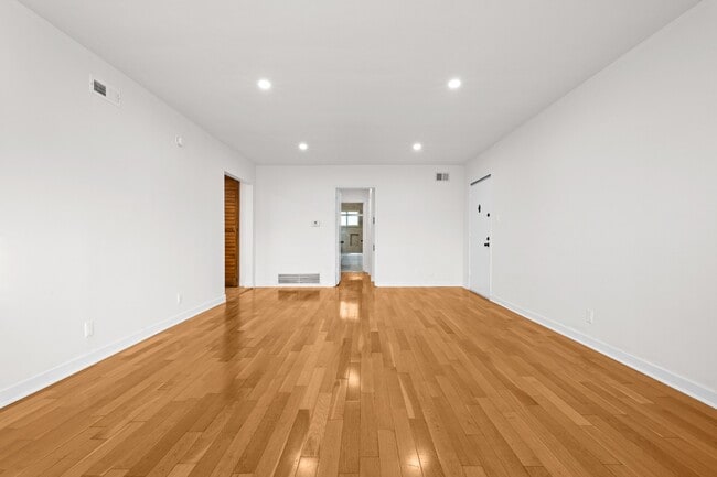 Foto del edificio - Renovated 3BR 2BA in Prime Beverly Hills | In-Unit W/D + Parking