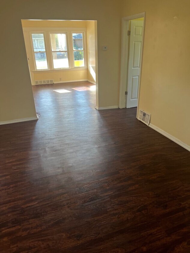 Foto principal - 3915-3917 E 71st St