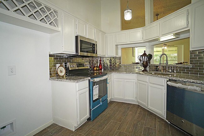 Building Photo - 4631 Sunshine Dr