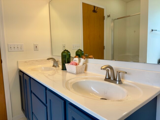 Full Bathroom 1 - 9264 Peony Ln N