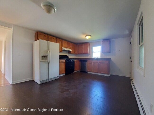Building Photo - 722 Monmouth Pkwy