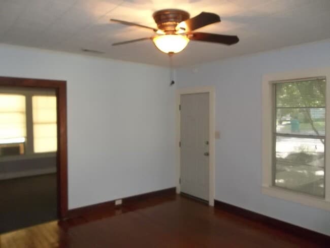 Building Photo - CUTE 2 BEDROOM