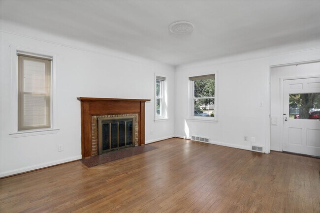 Building Photo - 1600 N Altadena Ave