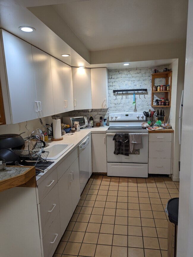 Foto del edificio - 127 Bay State Rd